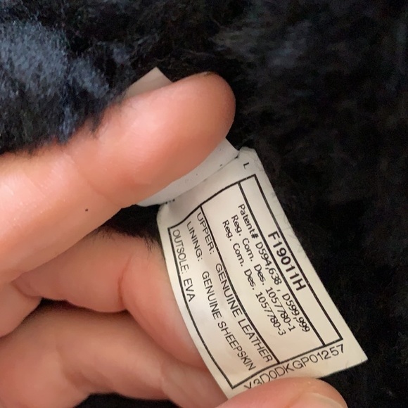 UGG Bailey Button Black Boots size 6 leather sheepskin lining winter cozy - Picture 15 of 16